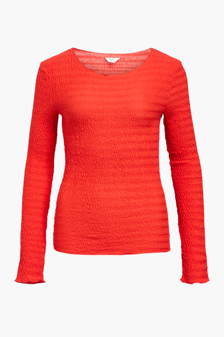 T-shirt rouge à manches longues d'OBJECT, avec une fine texture froissée et une encolure ronde.