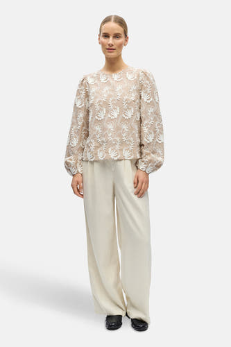 Beige blouse met lange mouwen van OBJECT, met geborduurde bloemmotieven en pofmouwen, gedragen met crèmekleurige broek en zwarte schoenen.
