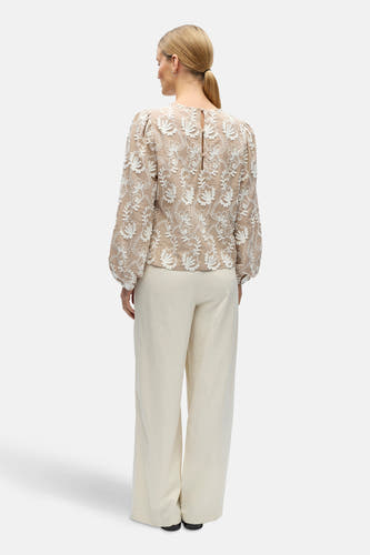 Blouse beige à longues manches d'OBJECT, avec des applications florales blanches et un détail de clé sur le dos.