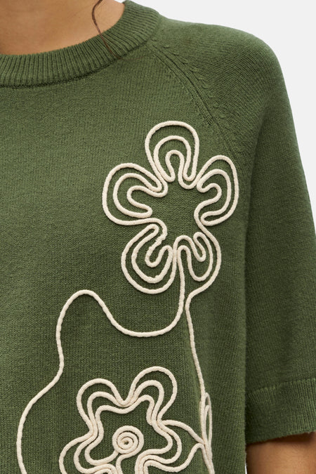 Groene ronde hals trui van OBJECT met witte gebreide bloemmotief, close-up van voorkant