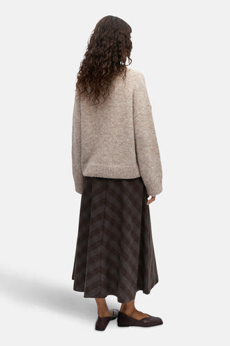 Veste écru avec col rond d'OBJECT, associée à une jupe rayée brune et des chaussures brunes, vue de derrière.