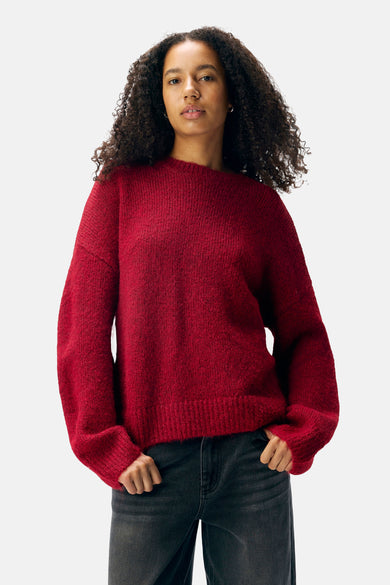 T-shirt rouge avec col rond d'OBJECT, à longues manches et en douce texture, porté avec un jeans foncé.