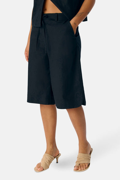 Short noir d'OBJET avec une corde à tirer dans la ceinture.