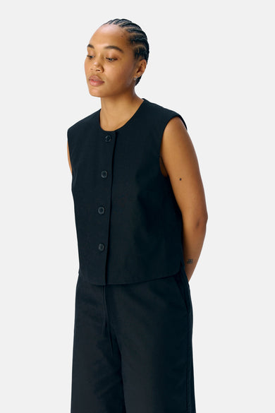 Blazer noir d'OBJECT, porté par un modèle avec une pantalon coordonné.
