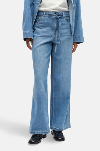 Jean en denimine bleu clair large d'OBJECT, avec cordon de serrage et associé à un T-shirt blanc et une veste en denim.