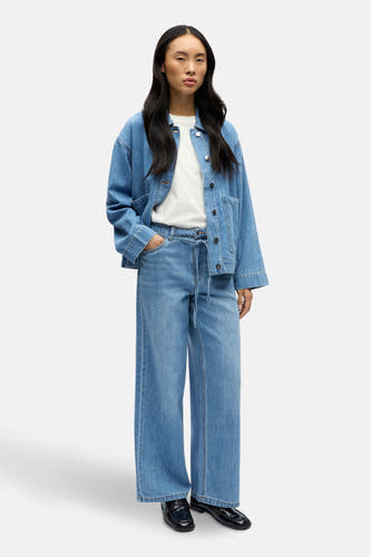 Lichtblauwe denim jeans wide van OBJECT, met trekkoord en gecombineerd met een wit T-shirt en denim jas.
