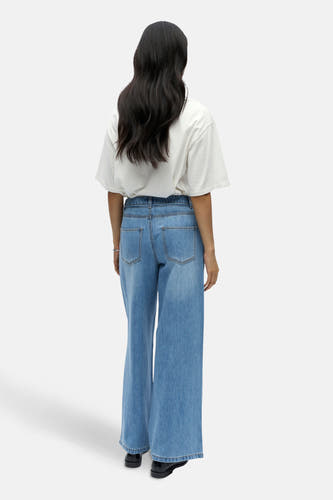Jean en denim bleu clair large d'OBJECT, avec des poches arrière et associé à un T-shirt blanc.