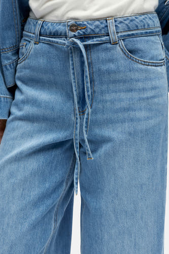 Jean en denim bleu clair à large jambe d'OBJECT, avec une ceinture élastique et des poches à l'avant.