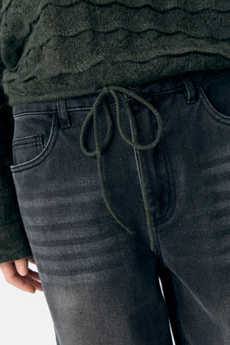 Gilet kaki avec col rond d'OBJECT, porté avec des jeans noirs à cordon.