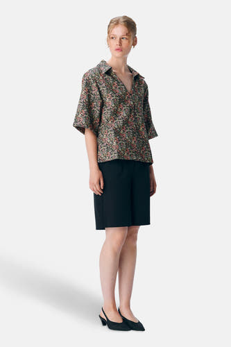 Chemise multicolore d'OBJECT, avec un motif floral, associée à des bermudas noirs et des baskets.