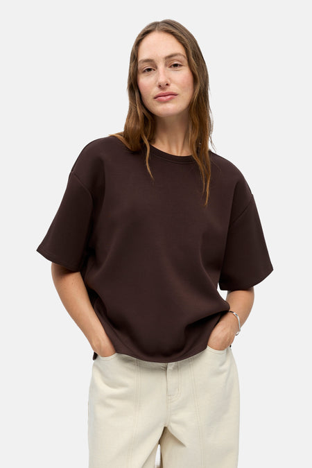 Bruine oversized sweater van OBJECT, met ronde hals en korte mouwen, gedragen met lichte broek, front view