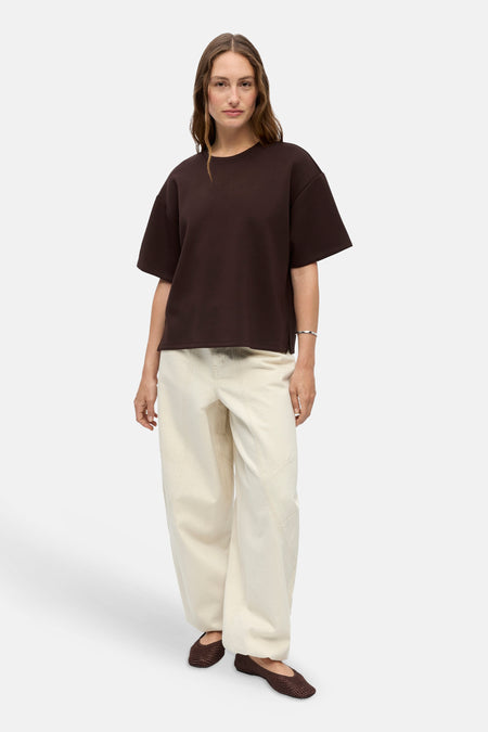 Bruine oversized sweater van OBJECT, met ronde hals en korte mouwen, gedragen met crèmekleurige wijde broek en bruine mesh flats, front view.