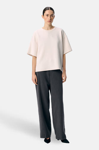 Ecru sweater van OBJECT, gedragen met grijze pantalon en zwarte schoenen.
