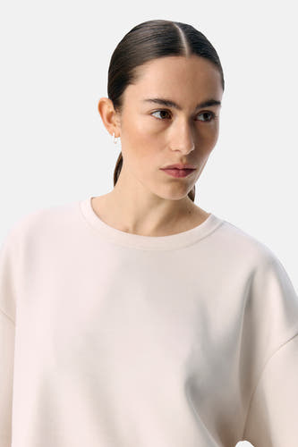 Pull écru de OBJECT, à manches longues, porté par un mannequin avec des boucles d'oreilles argentées.