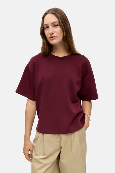 Bordeaux sweater met korte mouwen en ronde hals van OBJECT, oversized fit, gedragen met beige broek, front view