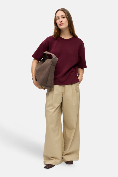 Bordeaux sweater met korte mouwen van OBJECT, casual fit, gedragen met beige broek en bruine tas, lifestyle shot