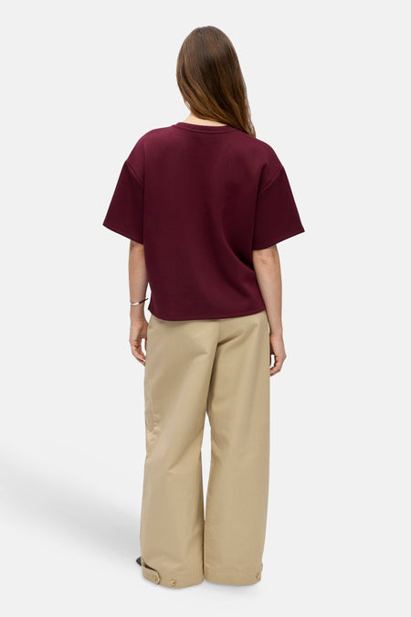 Bordeaux sweater met korte mouwen van OBJECT, achterzijde, losse pasvorm, beige broek met knopen aan de zoom