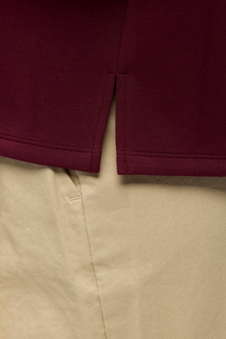 Bordeaux trui van OBJECT, close-up van de zoom met fijne stiksels en beige broek eronder
