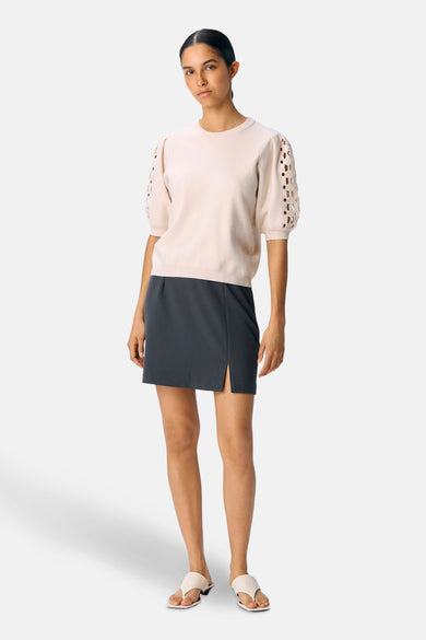 T-shirt écru d'OBJECT, avec des détails brodés sur les manches, associé à une jupe grise foncée et à des sandales blanches.