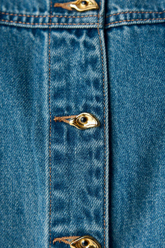 Chemise en denim d'OBJECT, avec des boutons dorés et des surpières brunes.