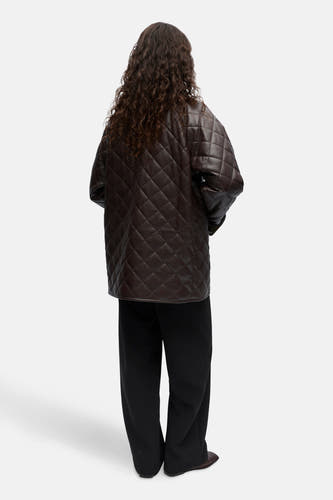 Veste brune d'OBJECT avec un motif à carreaux, associée à un pantalon noir et des chaussures brunes.