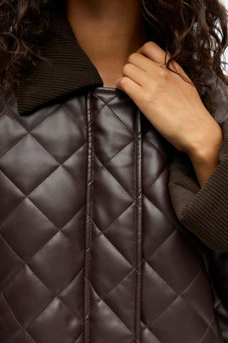 Manteau court brun d'OBJECT, avec un motif de carreaux brodé et un col en côtes bruns.
