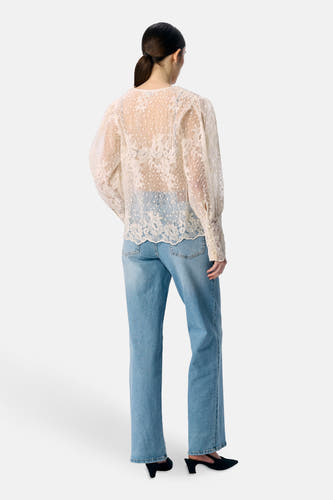Chemise écru à longues manches d'OBJECT, avec des détails bordés, associée à un jean bleu et des chaussures noires.