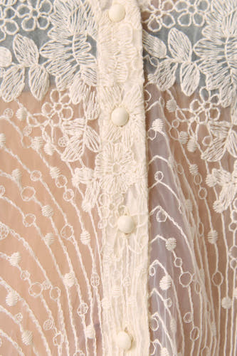 Chemise écru avec longues manches de OBJECT, avec broderie de fleurs et fermeture à boutons.