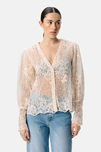 Chemise écru à longues manches d'OBJECT, avec imprimé floral, fermeture à boutons et portée avec des jeans.