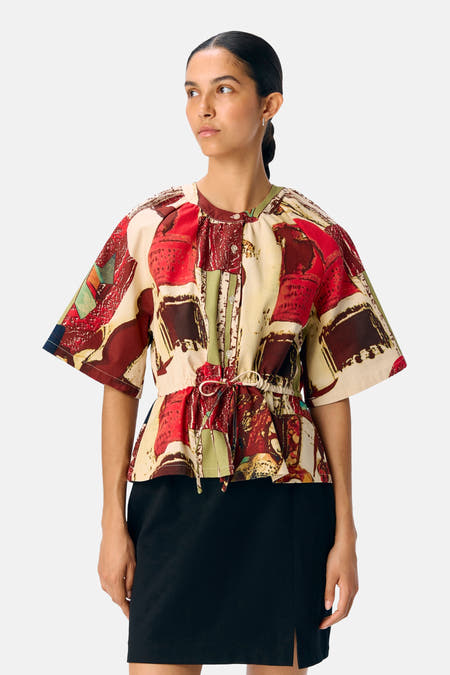 Chemise multicolore à manches courtes d'OBJECT, avec un motif abstrait et des détails de rayures à la taille, associée à une jupe noire.
