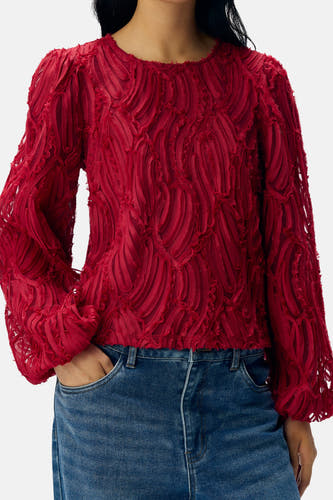 Blouse rouge à longues manches d'OBJECT, avec un motif de texture frappant et associée à un jean bleu.