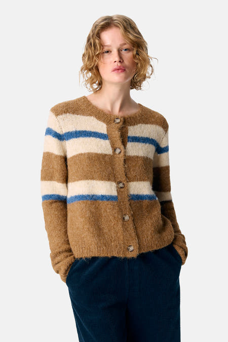 Gilet multicolore d'OBJECT, avec des rayures brunes et beige et des détails bleus, associé à un pantalon bleu.