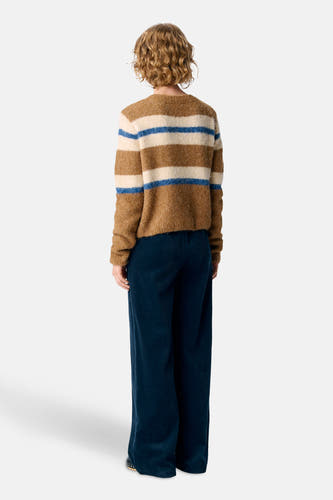 Gilet multicolore d'OBJECT, avec des rayures horizontales brunes, beige et bleu, et associé à un pantalon corduroy bleu marine.