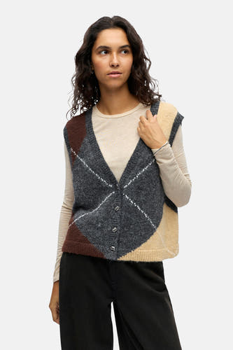 Gilet gris d'OBJECT avec motif à carreaux d'argyle, porté sur un t-shirt beige à longues manches et un pantalon noir.