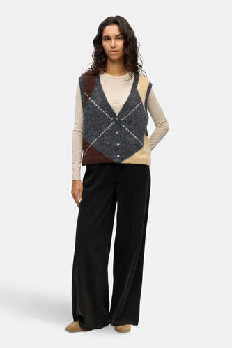 Gilet gris d'OBJECT, avec un motif à carreaux d'argyle, porté sur une chemise beige et des pantalons noirs larges.