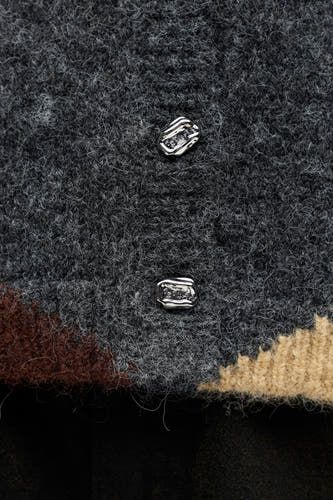 Gilet gris d'OBJECT, avec une texture lâche et des boutons décoratifs argentés.