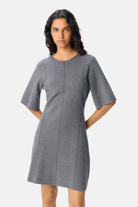 Vêtement gris à manches courtes d'OBJECT, avec des détails brodés verticaux et une simple ligne de col ronde.