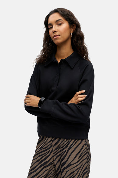 Gilet noir d'OBJECT, porté avec un pantalon à imprimé zèbre.