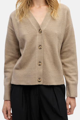 Gilet beige d'OBJECT, avec fermeture à boutons, porté sur un pantalon noir.