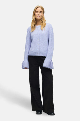 Paars gilet van OBJECT, met lange mouwen met strikjes en parelmoer knopen, gedragen met een zwarte broek.
