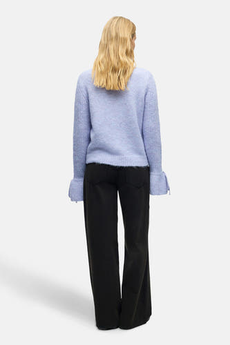 Gilet parme d'OBJECT, vu de dos, avec un pantalon noir.