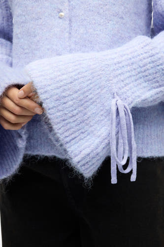 Gilet parme d'OBJECT, avec des manches longues et larges et un détail de côtes sur les poignets.