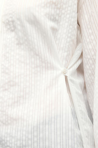 Chemise blanche à manches longues d'OBJECT, avec des fines rayures et un détail de nœud.
