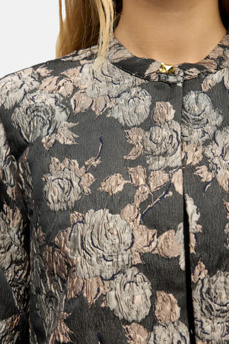 Manteau court brun d'OBJECT, avec un motif de fleurs en brun et gris clair, et une bouton doré.