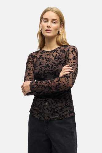 Manche à longs manches brune d'OBJECT, avec un motif floral noir et portée avec des jeans noirs larges.