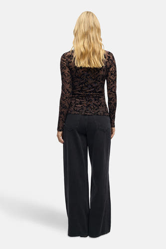 T-shirt marron à manches longues d'OBJECT, avec imprimé de fleurs noires, associé à un pantalon noir à jambes larges.