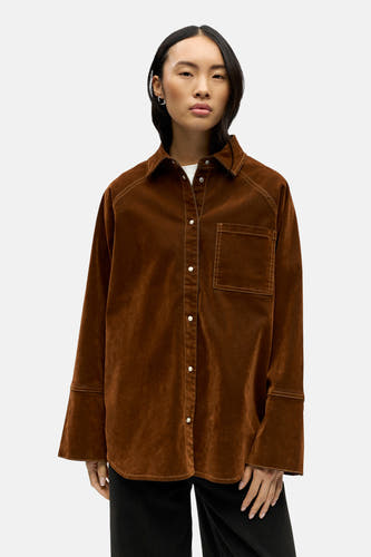 Bruin corduroy overhemd met lange mouwen van OBJECT, met witte stiksels en een borstzak.