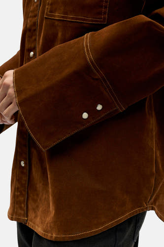 Chemise brune à longues manches d'OBJECT, avec des boutons contrastants et des boutons de pression couleur argent.