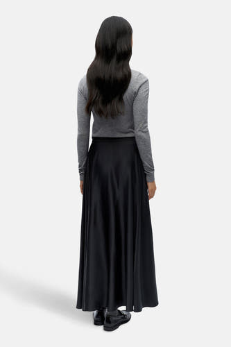 Robe longue noire d'OBJECT, avec un chemisier gris à manches longues et des chaussures noires.