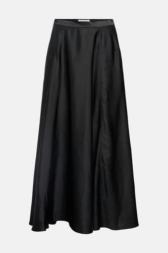 Robe longue noire d'OBJECT, avec une texture lisse et une coupe élégante et fluide.